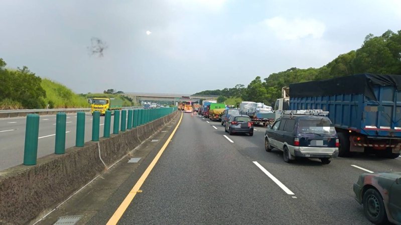 國道三號發生追撞車禍，轎車在國道上開啟行車輔助駕駛系統，追撞前方正執行路面標線施工緩撞車，無人受傷。圖／警方提供