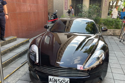 影／強制執行法拍！汪小菲 2014 Aston Martin Vanquish流標 