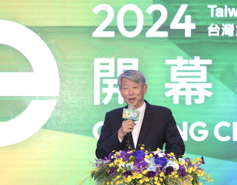 經濟部長郭智輝出席2024年「台灣創新技術博覽會」開幕致詞，會後受訪時針對被指為是誤入叢林老黑兔做出回應，反問媒體，當了10多年教授、40多年企業董事長，會是小白兔嗎？記者曾吉松／攝影