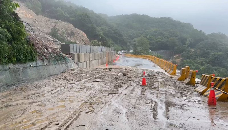 新北市台2甲線陽金公路指標8.4公里處今早又有土石滑落，金山警方到場管制交通，禁止雙向通行。記者邱瑞杰／翻攝