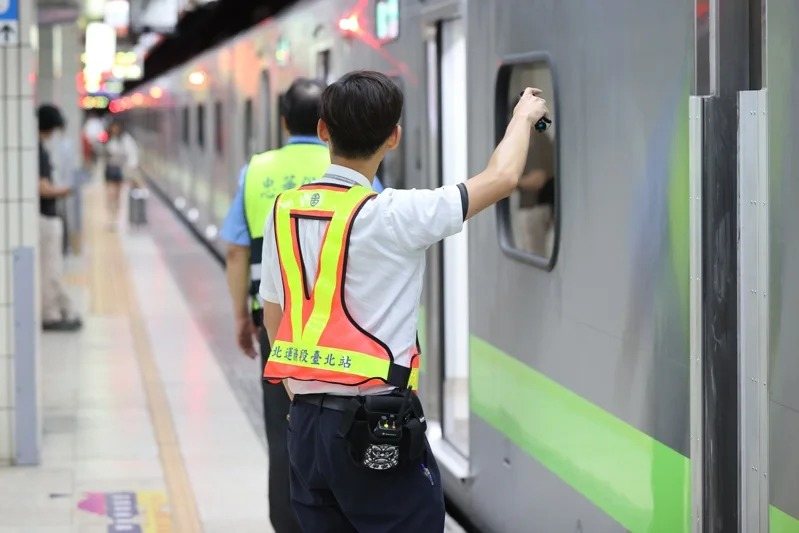 台鐵員工爭取改善低薪，交通部長陳世凱今與台鐵企工會談，宣布行政院即將核定台鐵新進從業人員調薪1800至3140元，起薪上看3.6萬元。聯合報系資料照