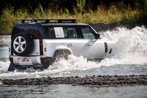 四年內換了五片擋風玻璃！Defender車主怒告Land Rover 