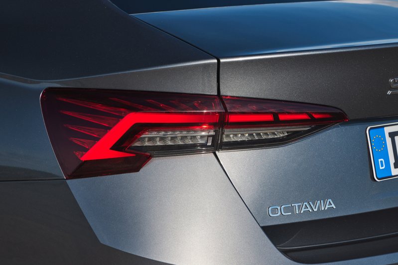 小改款Škoda Octavia車頭搭載第二代Matrix LED智慧複眼頭燈，由原先單側24顆單體增加至36顆，燈形變化更為精準細膩，大幅提升夜間照明效果，加上全新設計的動態序列式LED尾燈，展現引人注目的感官視覺魅力。 圖／Škoda Taiwan提供