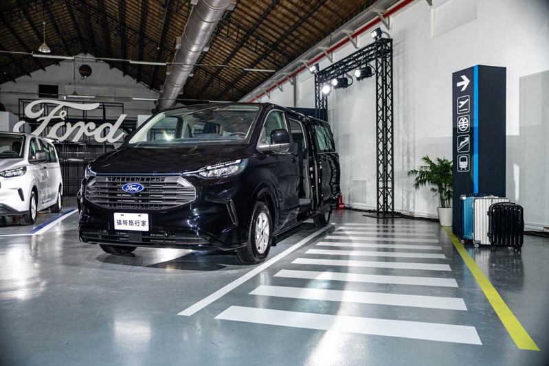 Ford Tourneo Custom福特旅行家，採用全新底盤設計，帶來更具餘裕的座艙空間彈性，下修的車身高度及離地高設定可輕鬆應對台灣多數室內停車場的入口高度限制，並提高乘客以及大型物件上下車之便利性。 圖／Ford提供