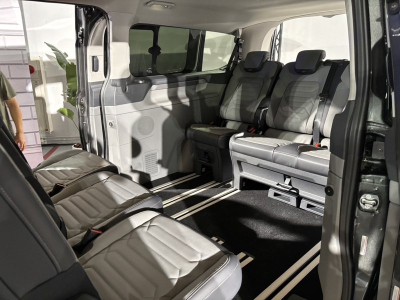 Ford Tourneo Custom福特旅行家Bus Titanium八座車型導入全新無段式滑軌式座椅系統（內建同級唯一會議對座模式），讓駕駛及乘客可透過車內地板的滑軌輕鬆移動車內座椅，並透過翻摺及拆卸機制，輕鬆配置座艙空間。 記者趙駿宏／攝影