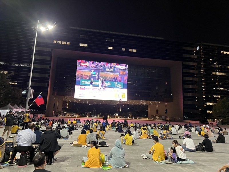 中華職棒正在進行年度總冠軍賽，23日晚間第4戰在台南棒球場展開第4戰，台中市政府晚間在市府廣場舉辦賽事直播，為中信兄弟隊集氣加油。中央社