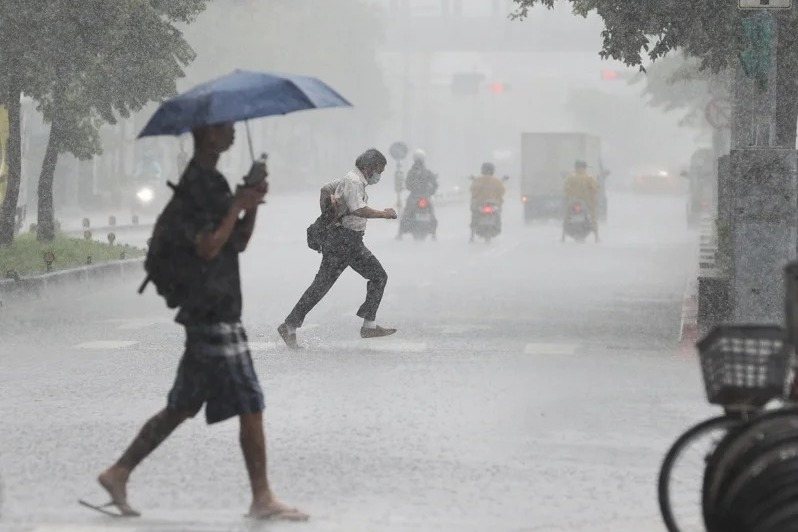 今天潭美颱風外圍環流受地形擡升，迎風面北部、東半部有大量降雨的機率。本報資料照片