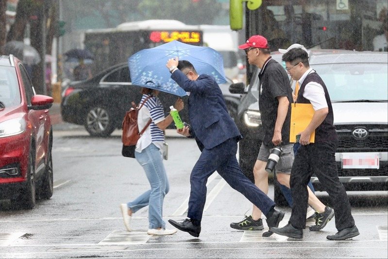 東北季風及颱風外圍環流影響，易有短延時強降雨，中央氣象署持續發布豪雨特報。本報資料照片