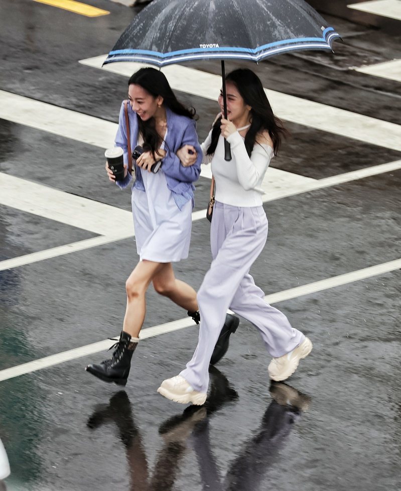 今天東北季風及颱風外圍環流影響，北部及東北部天氣稍涼。本報資料照片