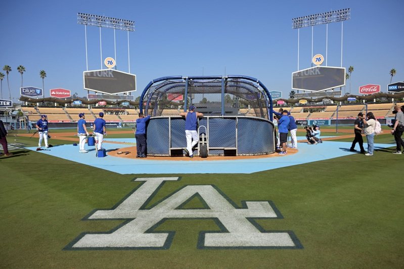 今年MLB世界大賽首戰在洛杉磯道奇球場舉行，圖為道奇球場。(路透)