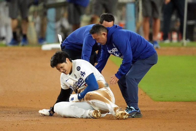 大谷翔平盜壘時受傷。 路透