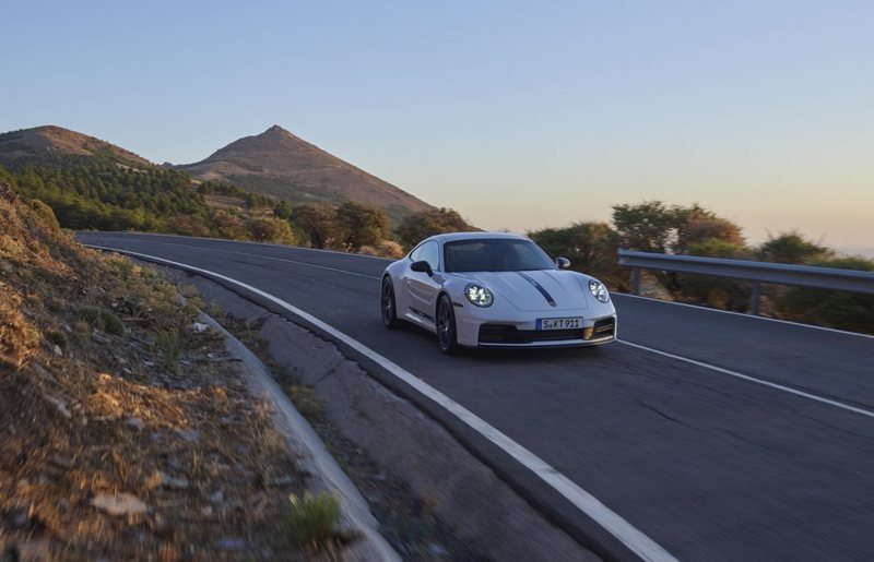 專注駕馭 六速手排！全新 Porsche 911 Carrera T 發表 新台幣770萬元起