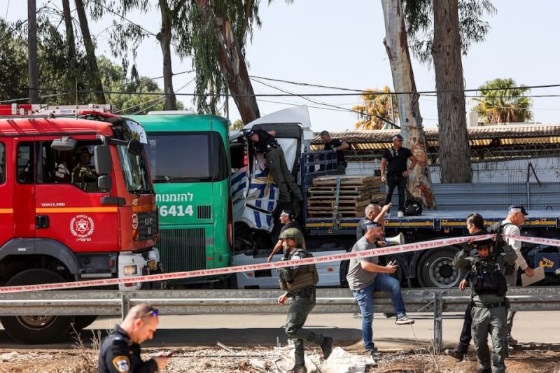 以色列警方表示，國內中部地區一名卡車司機27日開車衝撞一處巴士停靠站的人群，造成至少24人受傷。（路透社）