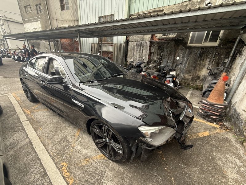 台中市白姓男子無照駕駛租賃BMW轎車撞死行人後逃逸，白後來自撞設備電箱落網。記者陳宏睿／攝影