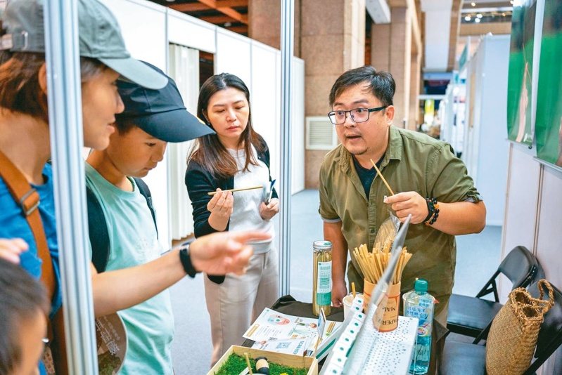 玩艸植造共同創辦人暨執行長陳柏燊（右一）在博覽會現場為參觀的民眾解說草吸管。記者蔡宗儒／攝影