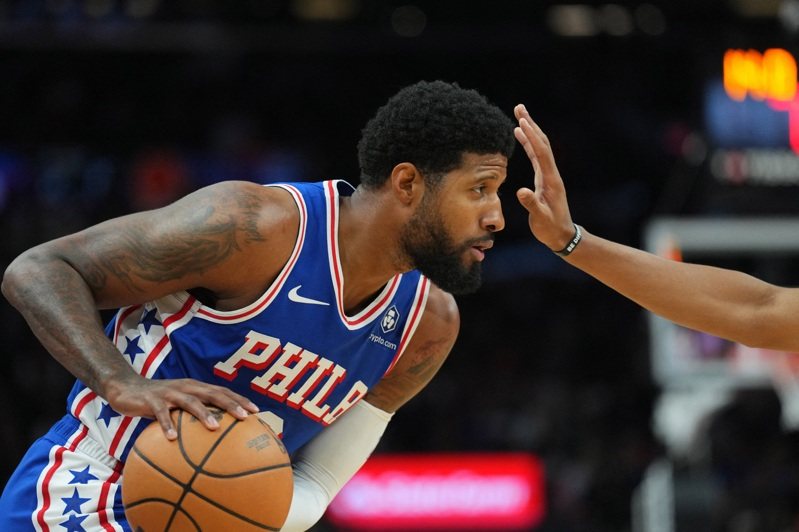 明星前鋒喬治（Paul George）今天首度披上76人隊戰袍在例行賽出賽。 路透