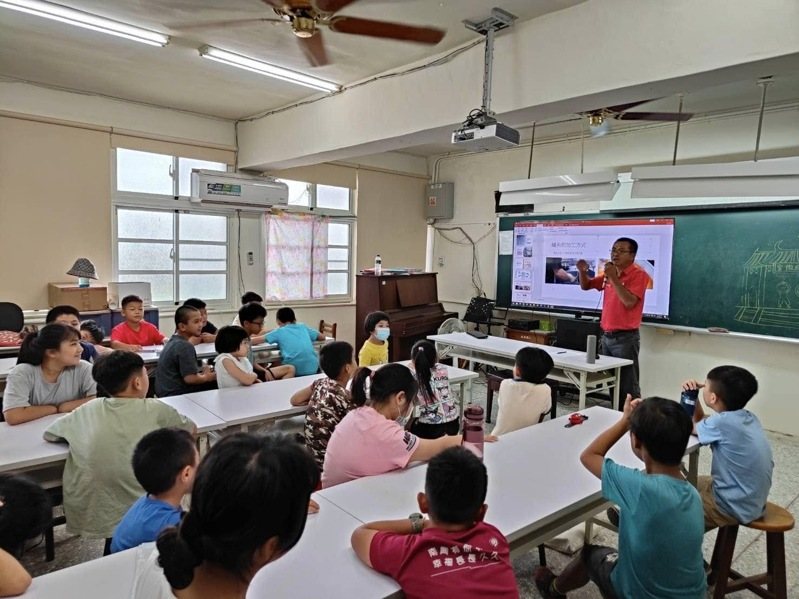 嘉義縣青年陳泓碩返鄉養蝦，致力推廣食魚教育及地方創生計畫。圖／嘉義縣政府提供