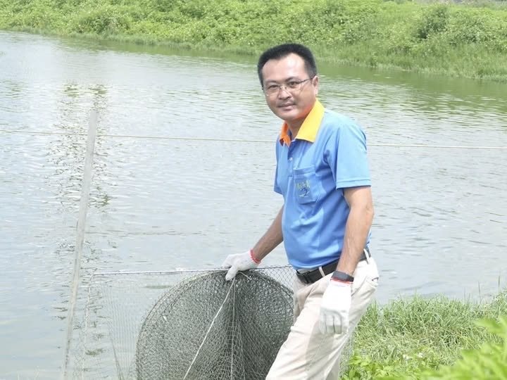 嘉義縣青年陳泓碩返鄉養蝦，今年獲農業部評選十大神農殊榮。圖／嘉義縣政府提供