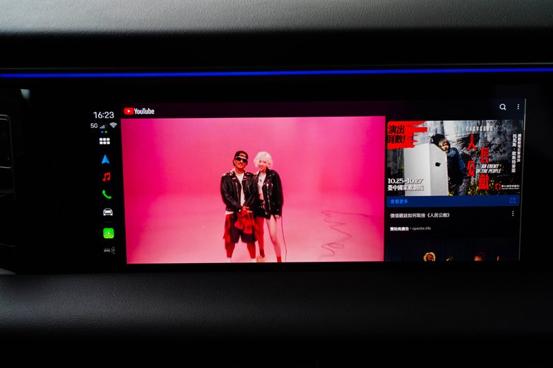 靜止時可在車內觀賞YouTube等第三方APPS。 記者趙駿宏／攝影