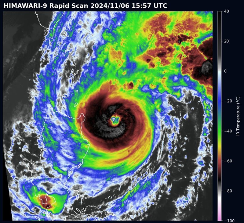 中度颱風銀杏已經抵達呂宋島東北方，進入巔峰狀態，颱風眼清晰可見，核心不大。圖／取自「台灣颱風論壇｜天氣特急」臉書粉專