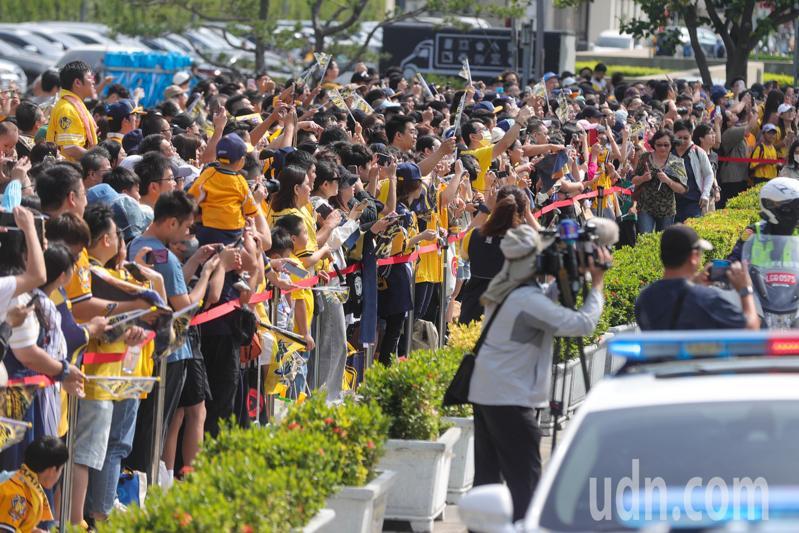 中信兄弟封王遊行在台中市熱鬧登場，吸引許多象迷到場參與。記者黃仲裕／攝影