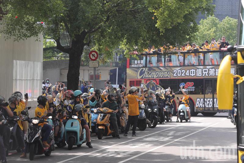 中信兄弟封王遊行在台中市熱鬧登場，不少民眾站在路旁揮手和球員互動。記者黃仲裕／攝影