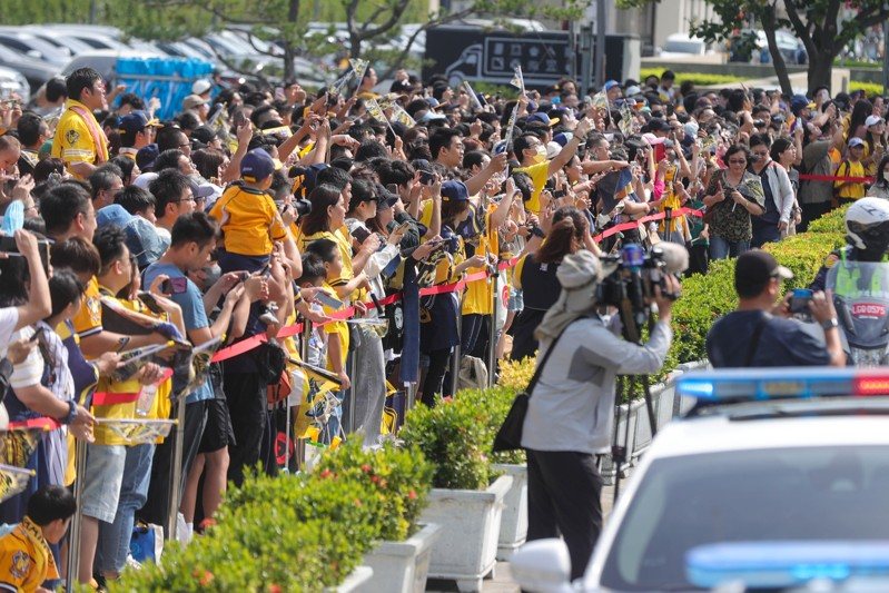 中信兄弟封王遊行在台中市熱鬧登場，吸引不少象迷到場參與。記者黃仲裕／攝影