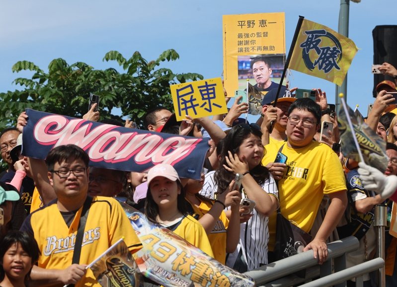 本季中華職棒總冠軍中信兄弟隊9日舉辦封王遊行感謝祭，許多球迷在終點台中洲際棒球場等待球員抵達，有球迷高舉寫有「屏東」的手舉牌，力挺總教練平野惠一。中央社