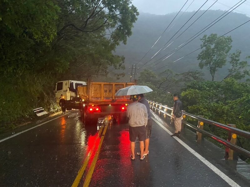 砂石車自撞山壁  蘇花路廊東澳段一度阻斷2小時