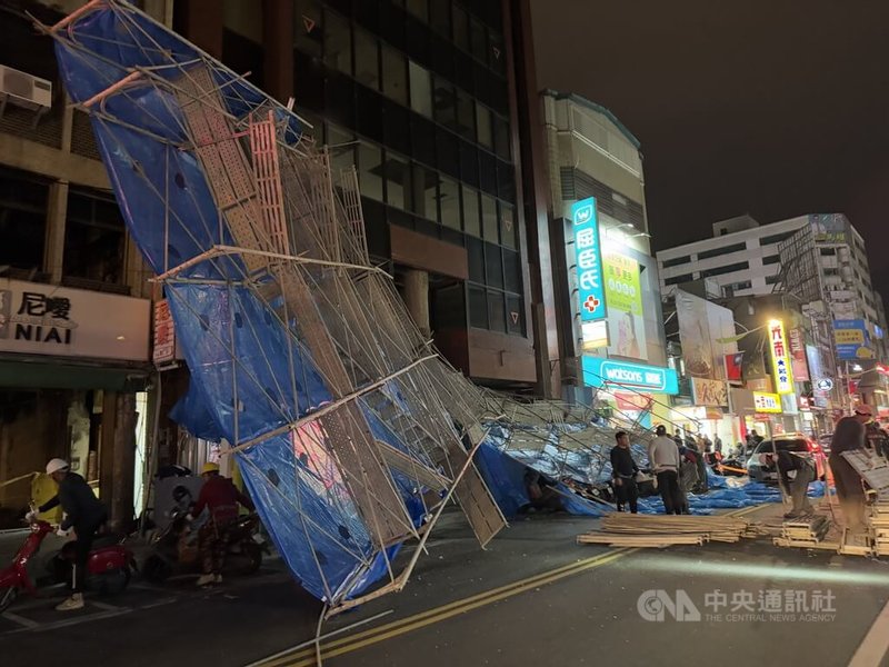 花蓮市中山路4層樓高鷹架倒塌 1女子遭砸傷送醫