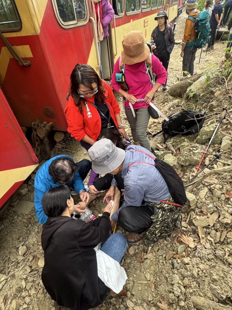 阿裏山火車14日上午行經獨立山路段發生事故，1名遊客拍照時違規進入軌道區，遭列車擦撞左腳受傷。（民眾提供）中央社記者蔡智明傳真 113年12月14日