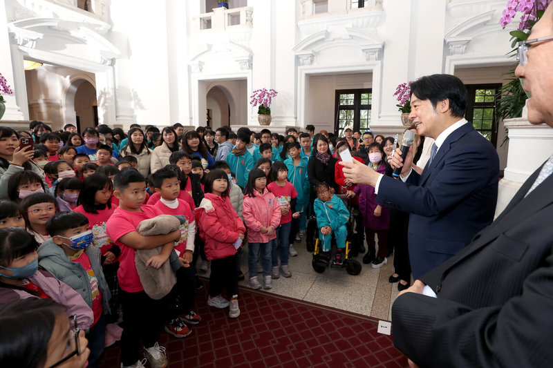 總統府23日指出，新北市萬裏區大鵬國小、野柳國小及萬裏國中師生赴總統府校外教學，與總統賴清德互動。（總統府提供）中央社記者葉素萍傳真 113年12月23日