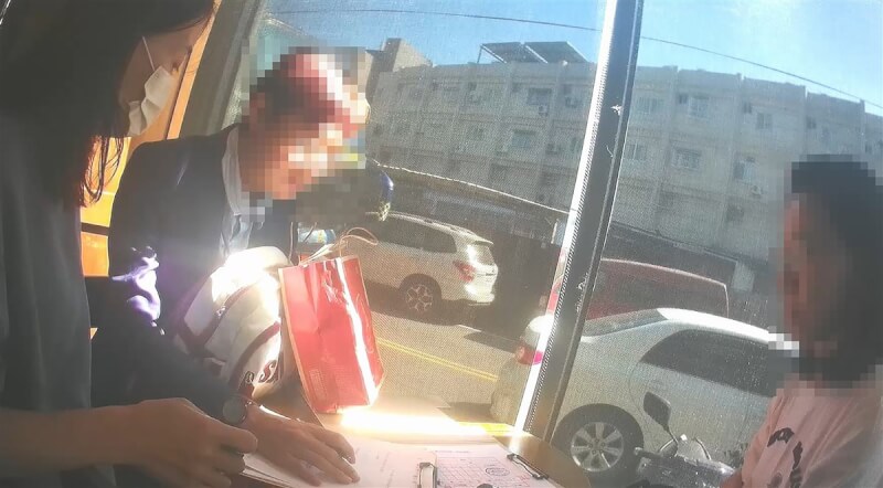 彰化縣警察局員林分局近期逮獲一名詐騙集團車手，這名31歲車手被逮時自稱是馬來西亞網紅，聽說可邊玩邊賺錢，不知是落入詐騙集團陷阱，警方經查證其身分確為網紅許振文，已通知相關機關。（警方提供）中央社記者鄭維真傳真 113年12月18日