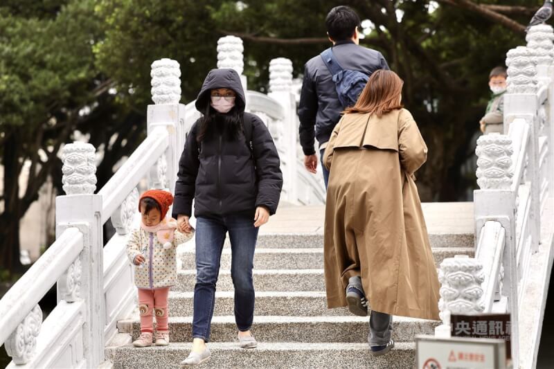 圖為台北市中正紀念公園，民眾穿外套、戴帽子禦寒。中央社記者王飛華攝 113日12月15日