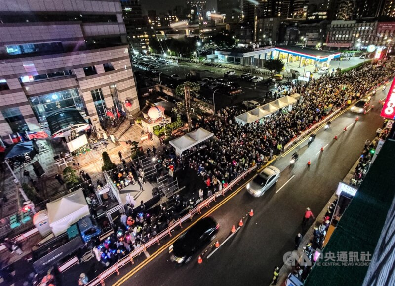 青鳥集結國民黨中央黨部前抗議 藍營播電音反擊