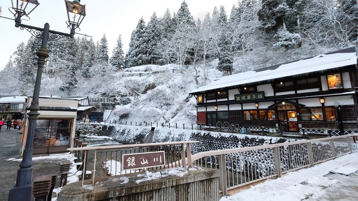 根本《神隱少女》夢幻場景！搶拍超浪漫「雪景溫泉街」，還能爽泡免費足湯