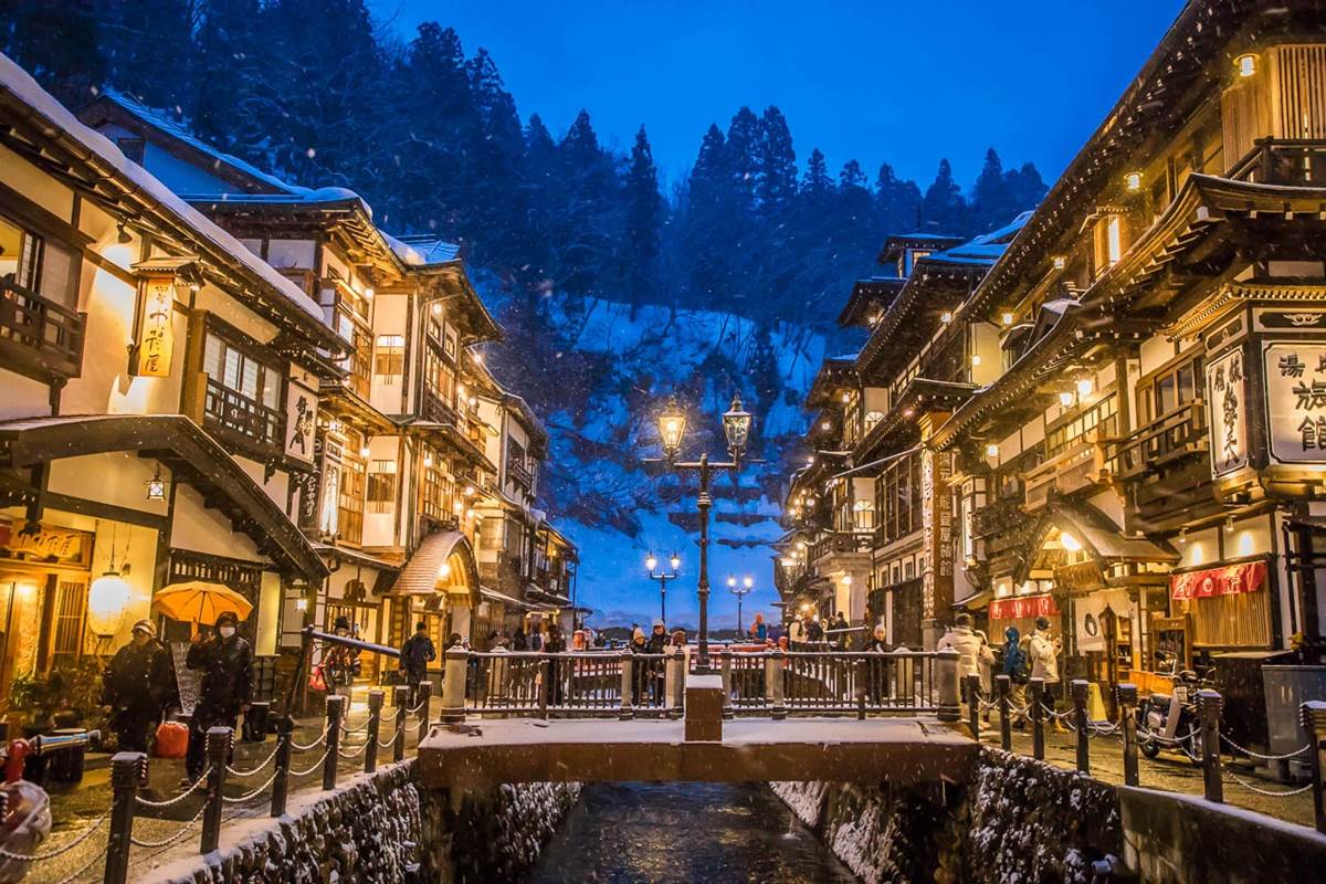 根本《神隱少女》夢幻場景！搶拍超浪漫「雪景溫泉街」，還能爽泡免費足湯