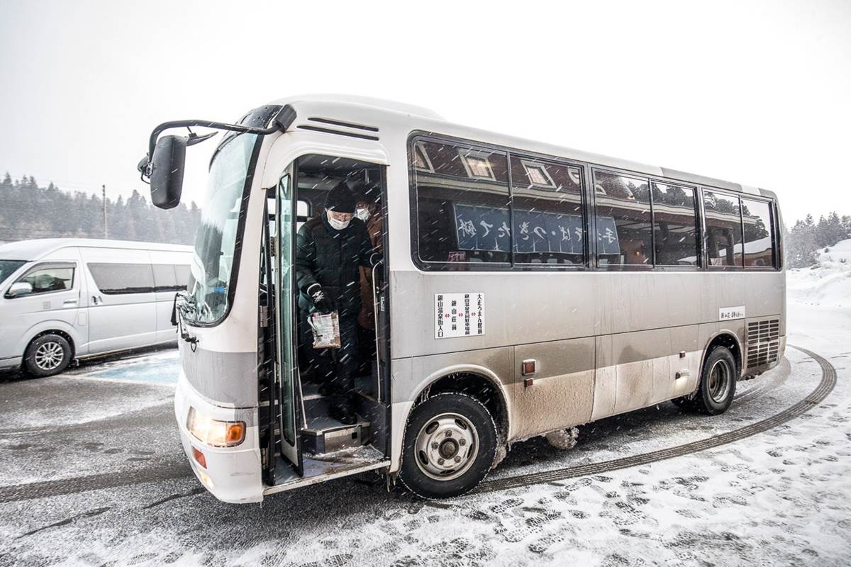 根本《神隱少女》夢幻場景！搶拍超浪漫「雪景溫泉街」，還能爽泡免費足湯