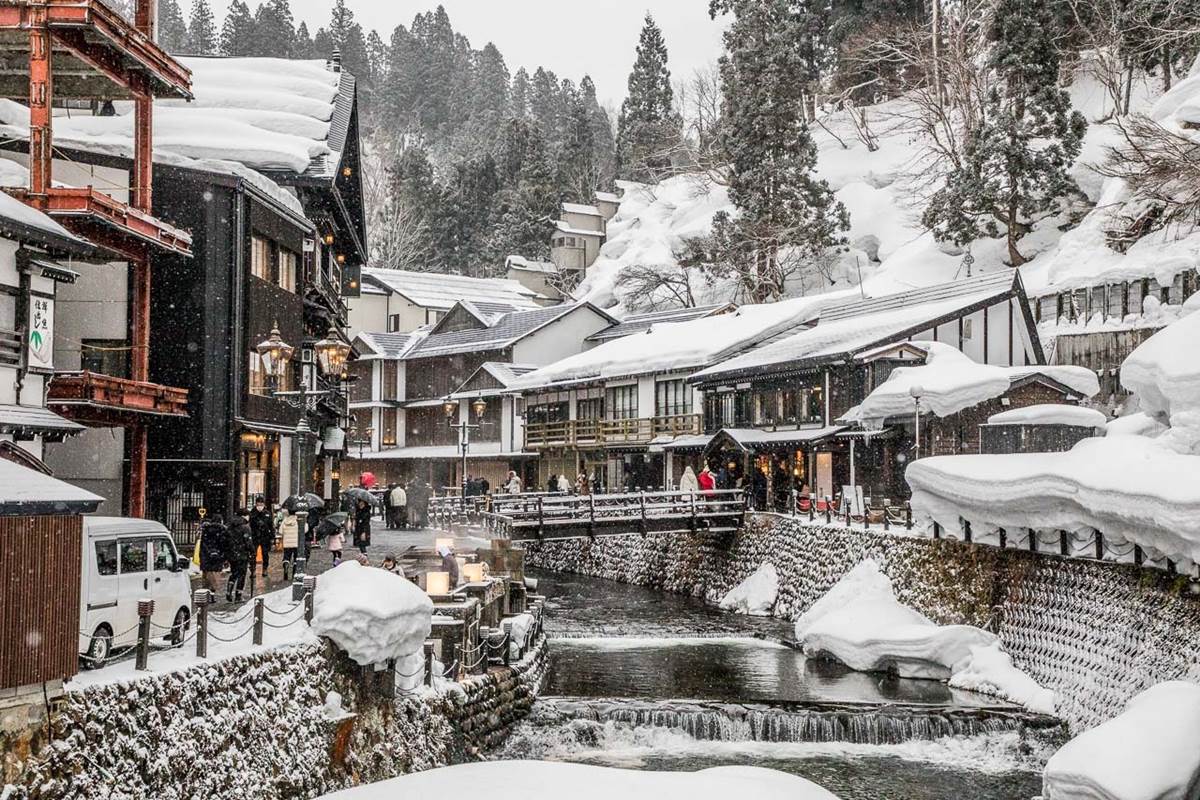 根本《神隱少女》夢幻場景！搶拍超浪漫「雪景溫泉街」，還能爽泡免費足湯