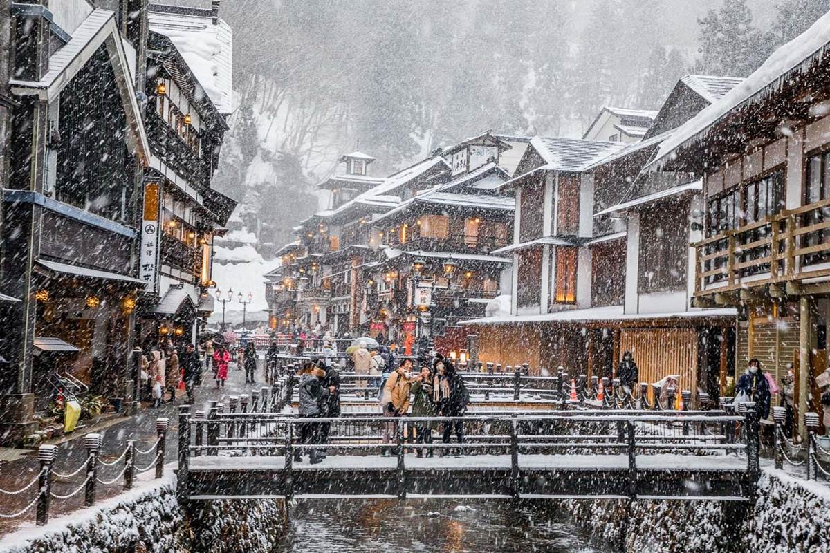 根本《神隱少女》夢幻場景！搶拍超浪漫「雪景溫泉街」，還能爽泡免費足湯