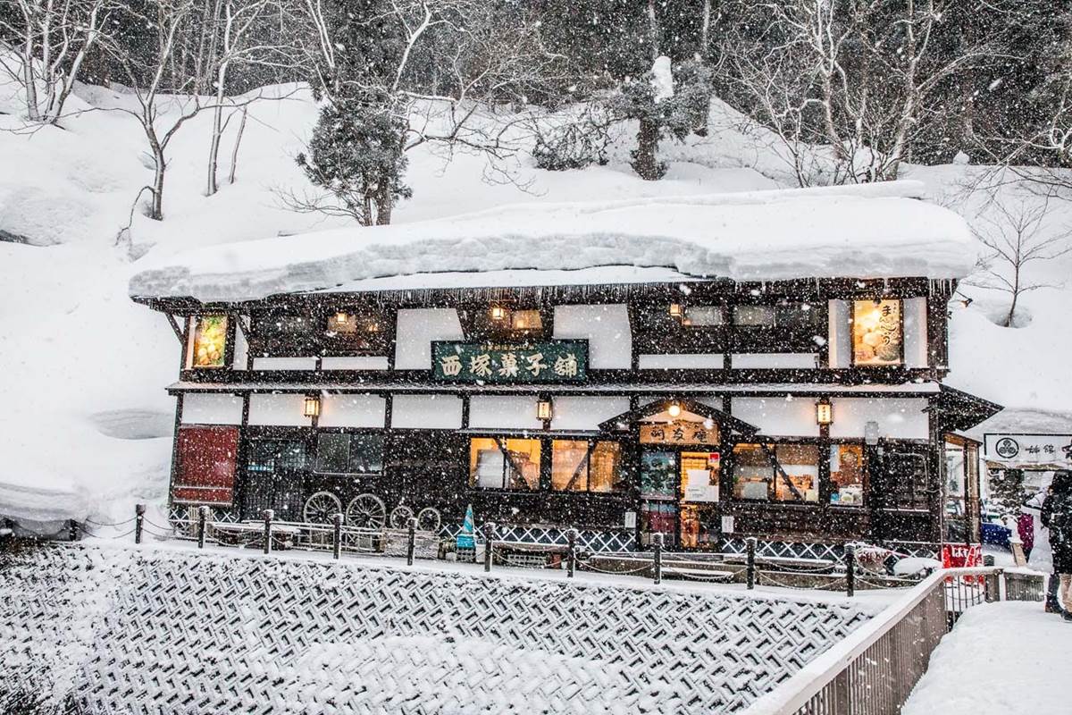 根本《神隱少女》夢幻場景！搶拍超浪漫「雪景溫泉街」，還能爽泡免費足湯