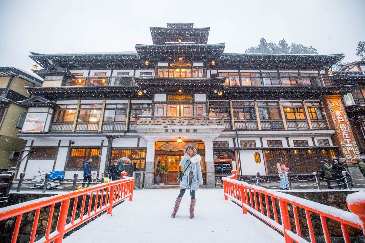 根本《神隱少女》夢幻場景！搶拍超浪漫「雪景溫泉街」，還能爽泡免費足湯