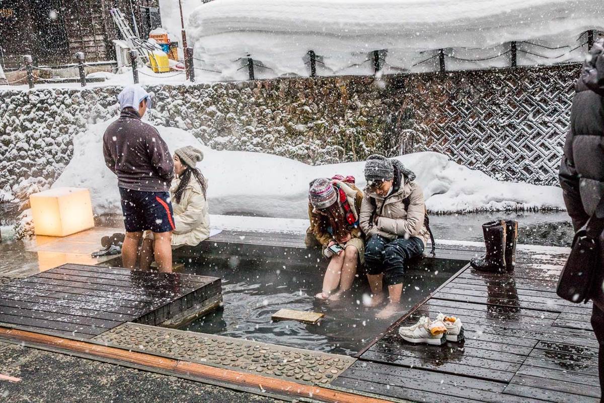 根本《神隱少女》夢幻場景！搶拍超浪漫「雪景溫泉街」，還能爽泡免費足湯