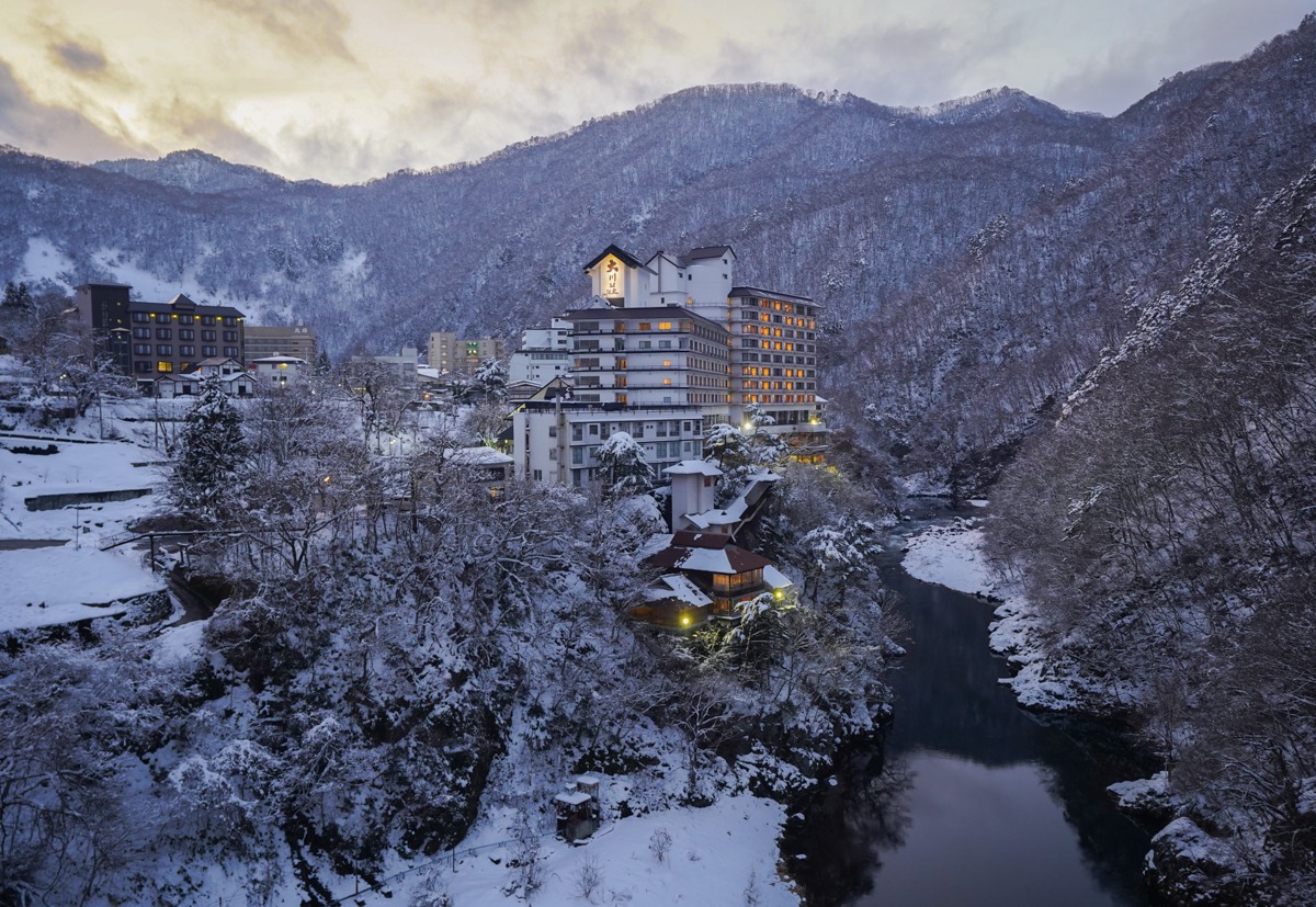 漫畫美景重現！入住《鬼滅之刃》場景「溫泉旅店」，夢幻雪景＋泡湯超享受