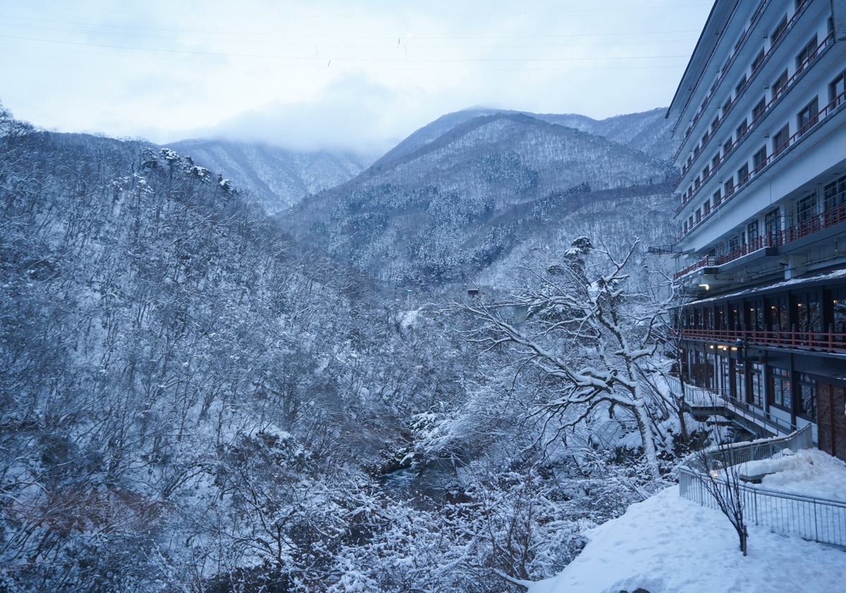 漫畫美景重現！入住《鬼滅之刃》場景「溫泉旅店」，夢幻雪景＋泡湯超享受