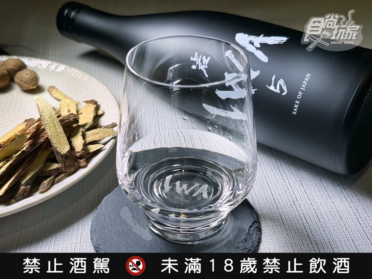 香檳王釀酒師改寫清酒規則！新作「IWA5」在台登場，精選原酒調出洋梨玫瑰香