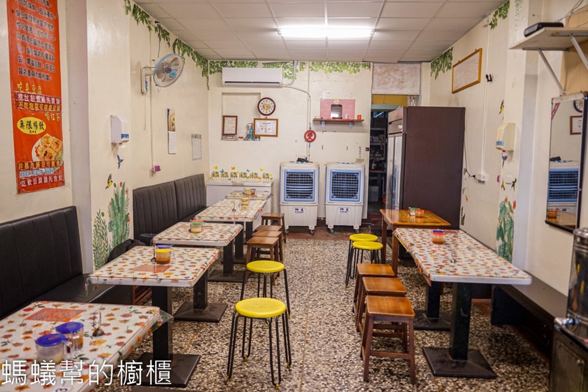 內用免費喝飲料！在地人激推「彩色臭豆腐」香酥唰嘴，15元滿料豬血湯太佛心