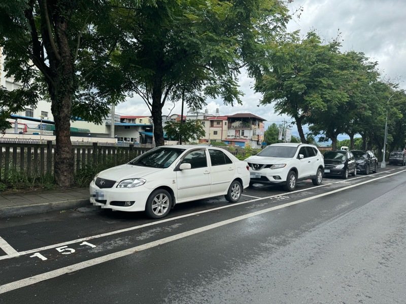 埔里鎮路邊停車收費6月1日試營運上路，初期採人工開單和智慧停車柱並行，每天上午8時至晚間8時收費，汽車每小時20元。圖／埔里鎮公所提供