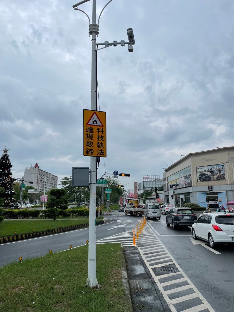 嘉義市警局共建置19處科技執法，統計1至10月科技執法，以忠孝路與保建街口，取締未依2段式左轉件數最多，計取締5828件。記者魯永明／翻攝