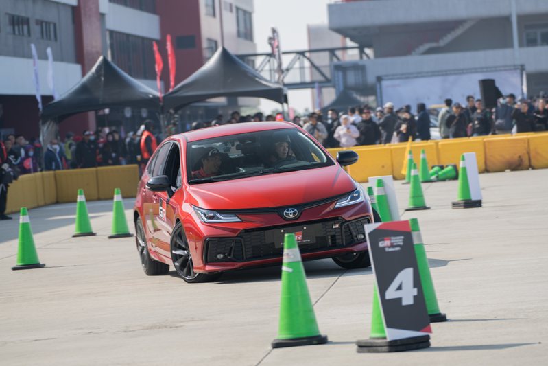 金卡納體驗活動由和泰汽車提供Corolla Altis GR Sport車輛讓民眾駕駛、體驗賽車樂趣。 圖／和泰汽車提供